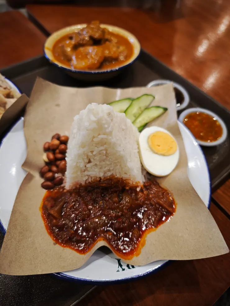 馬來西亞國民美食Nasi Lemak 椰漿飯，傳統作法以椰奶取代清水蒸煮白飯並使用芭蕉葉包裹為三角錐。