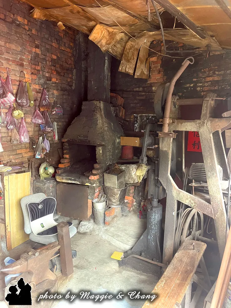 這間打鐵舖已有百年歷史，不到十坪的空間內，器材上盡是沾滿了黑色的灰燼，最古老的打鐵爐灶呈現在眼前。
