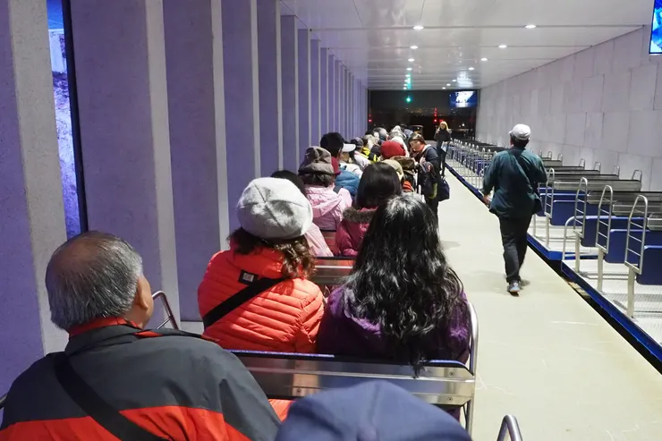 乘坐開放式板車深入鐘乳石洞