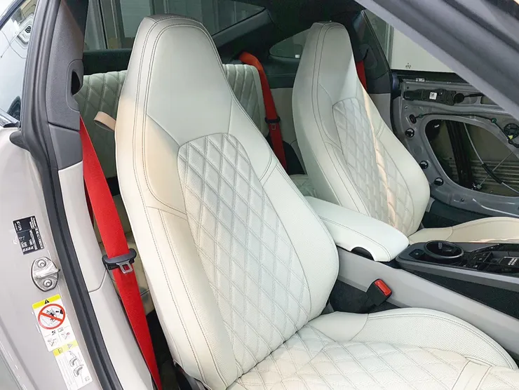 奶灰色系的汽車椅套，讓整體內裝設計多了一分溫潤感！