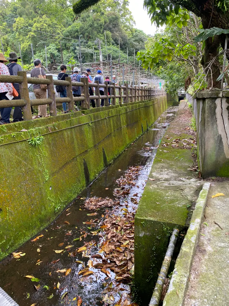 萬盛溪北支流明渠沿著空軍通訊營的外牆流過