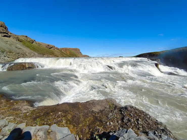 在瀑布中層平台近距離觀瀑，瀑布落差不大，但範圍廣闊，水勢懾人。