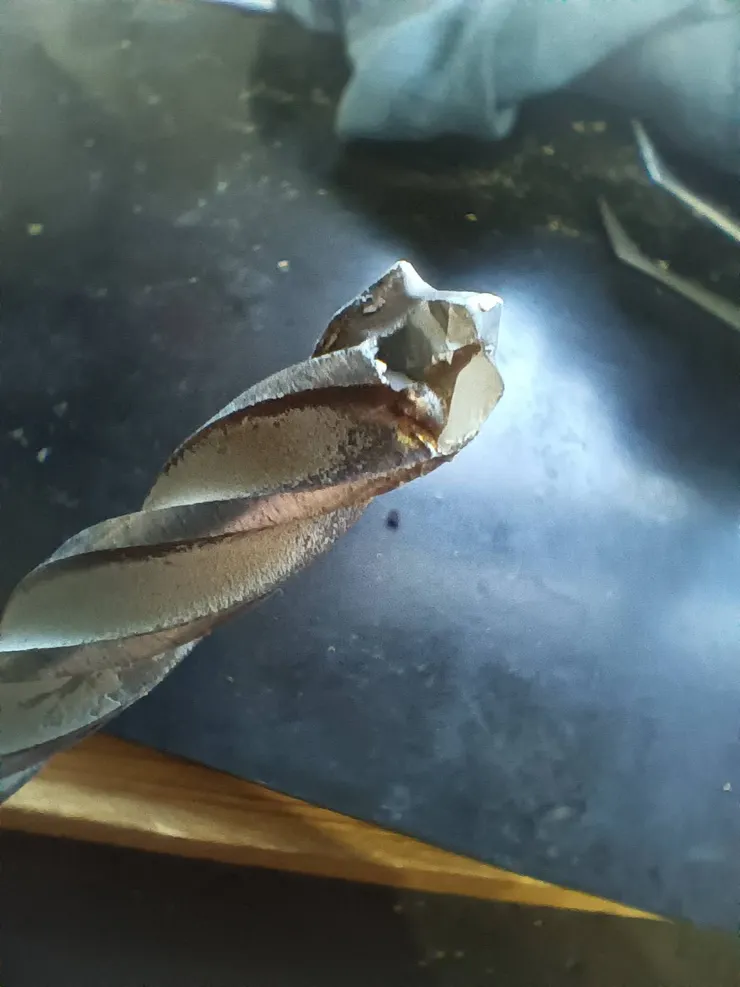 圖像來源：林清章，鑽頭鎢鋼頭斷刃導致鑽孔無法保持正圓，螺栓敲入深度受限