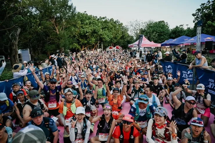 超過三千名跑者齊聚墾丁青年活動中心主會場 。現場氣氛熱烈，展現出台灣越野跑社群強大的凝聚力與活力。圖/ HOKA Xtrail Kenting by UTMB主辦單位提供