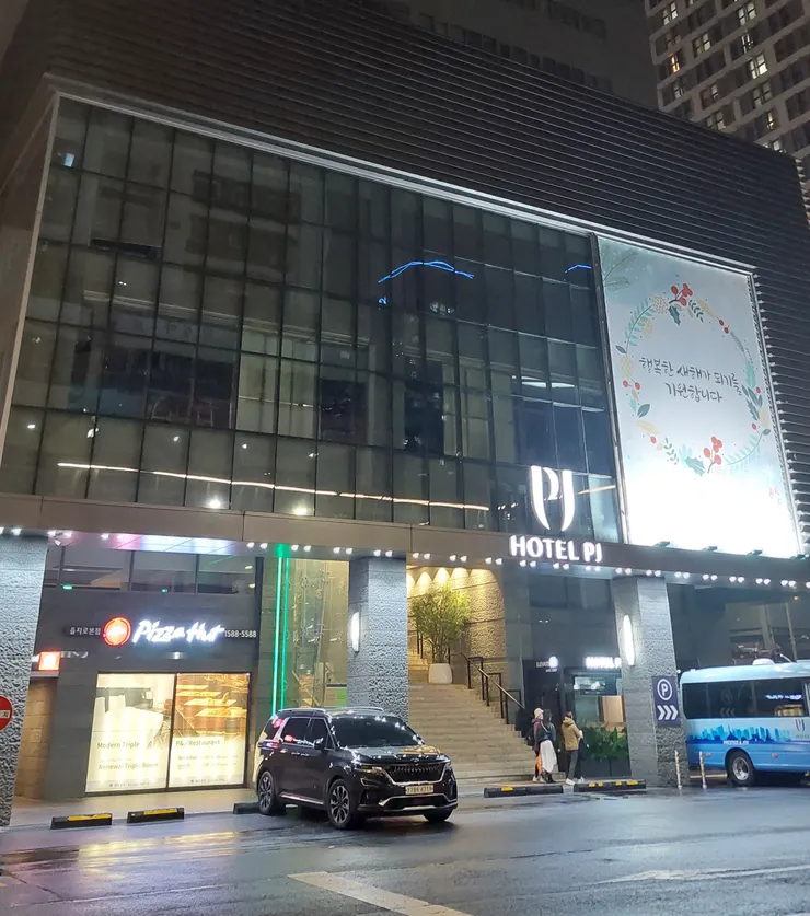 PJ Hotel夜晚外觀，從樓梯上大廳