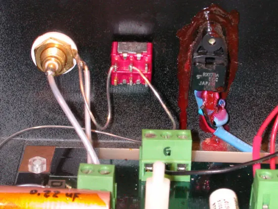 同軸與光纖兩種數位輸入,中間的開關是做為 reset DF1700 用的