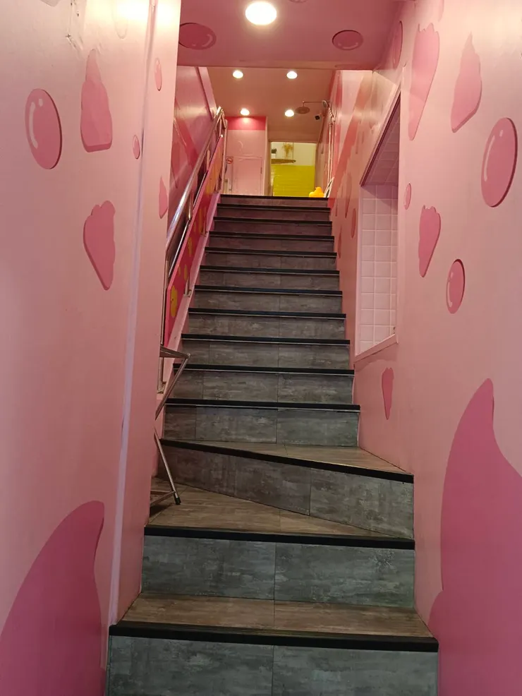 他們有2樓跟3樓走進去是粉紅泡泡~