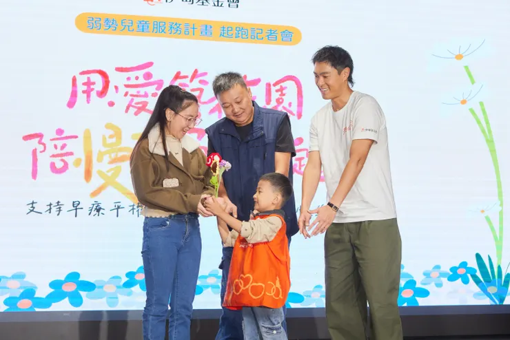 公益大使楊祐寧(右)與小寶一家。