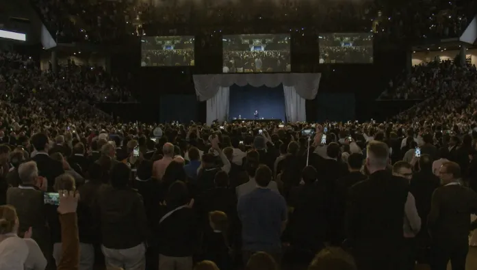 全體起立鼓掌 - 94 歲的巴菲特準備將波克夏 CEO 重任交棒給 Greg Abel