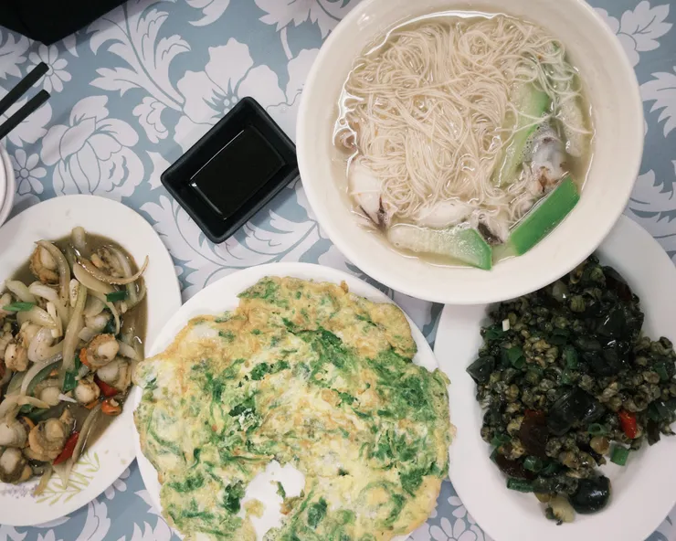 小捲米粉+澎湖絲瓜，滋味鮮美甘甜，搭配皮蛋珠螺濃郁，搭配海草煎蛋的爽口，這餐剛剛好。