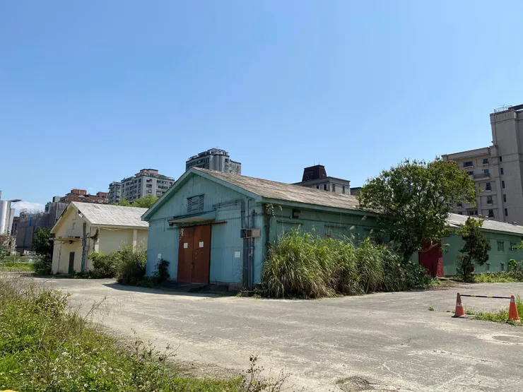 綠色倉庫為材料室、黃色倉庫是技工房（2025年。筆者拍攝）