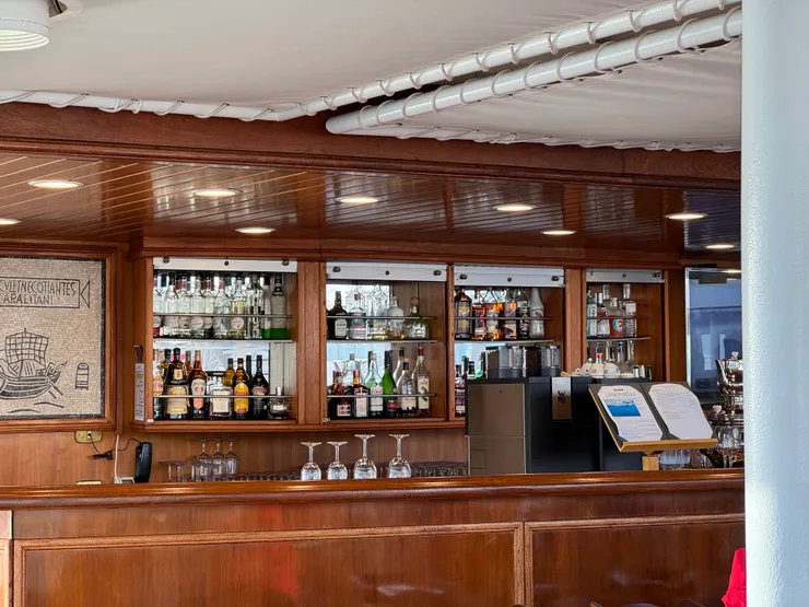 露天酒吧，還有另外一個室內酒吧，全部架上看的到的飲料都是免費的，我們等飛機回智利的那幾天就幾乎都在酒吧裡度過