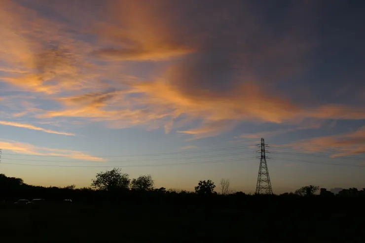 夕陽和雲彩很漂亮，細看天上的雲會覺得是不是自己眼花，好像有點霧霧的