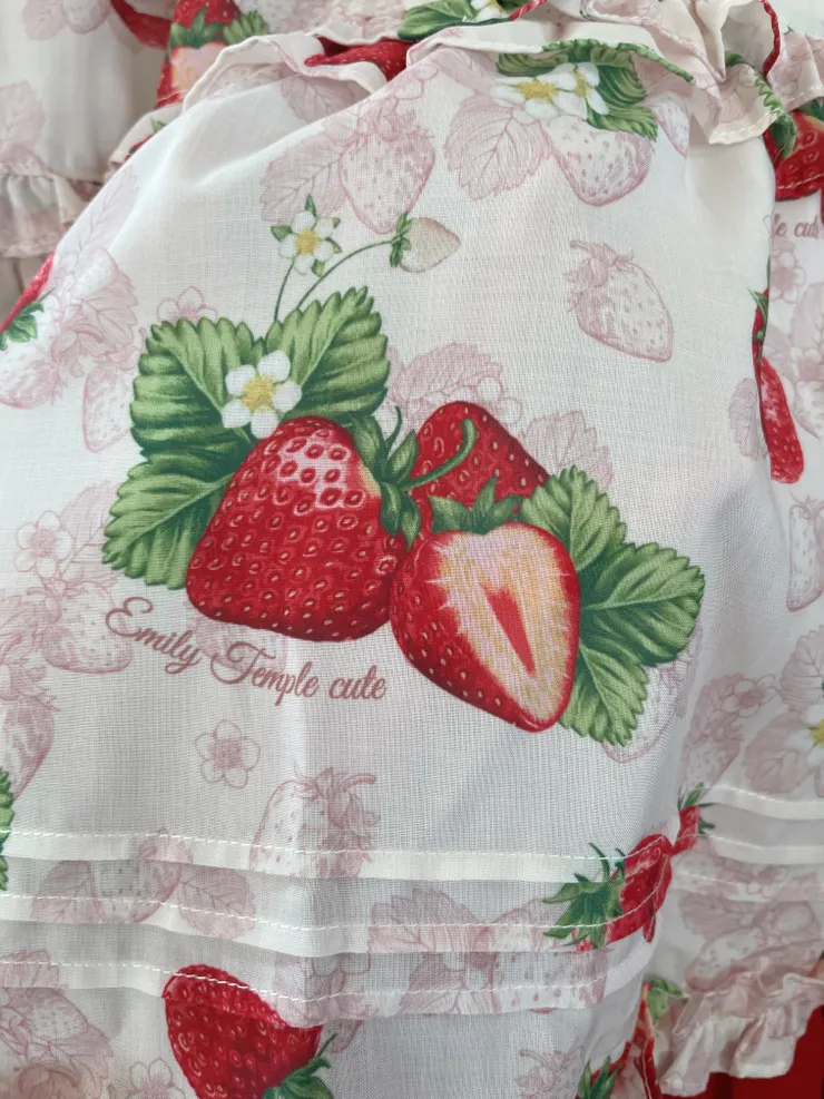 印花清楚，布料薄透不易皺。手邊目前沒有相同材質的洋裝。