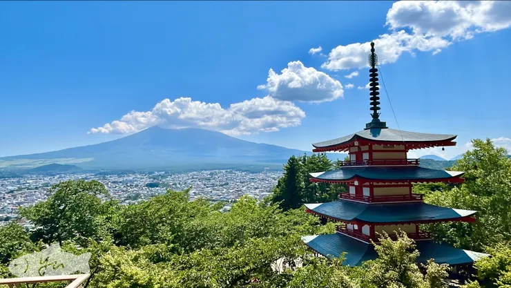 新倉山淺間神社，要爬一些樓梯才能抵達