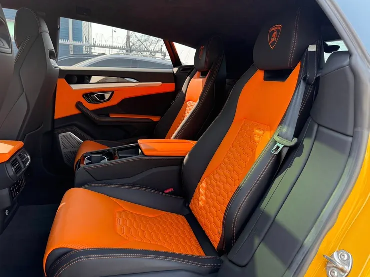 退休股市達人成功入手 2022 Lamborghini Urus 韓規版本！從找車、鑑定到出口回台，全紀錄解析外匯超跑休旅代購流程，亮黃車色搭配雙色菱格內裝與稀有四座配置成為焦點。