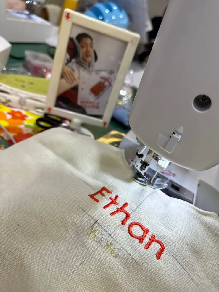包包上的名字是刺繡機繡的，線軸顏色是孩子選的。〔2024冬令營〕