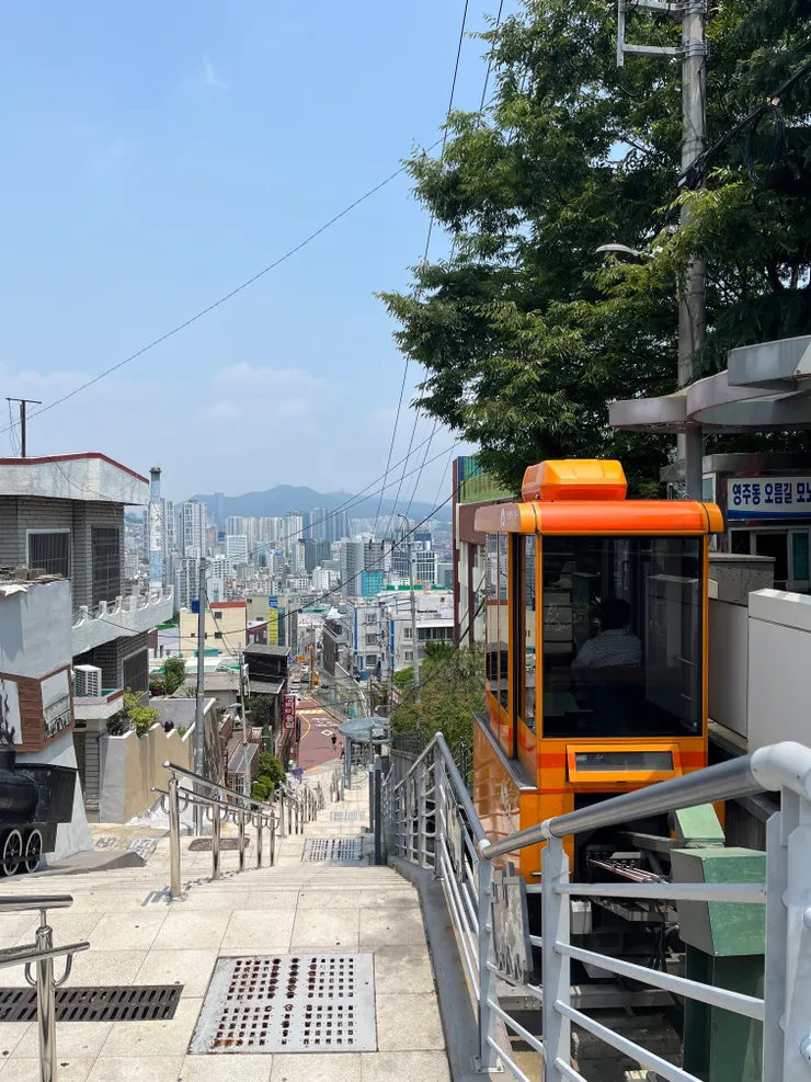 洞內單軌鐵道。