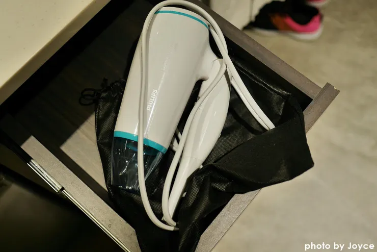 ■ 吹風機則是放在洗手台下方的儲櫃抽屜裏面唷！我們一開始還找不到，很搞笑XD