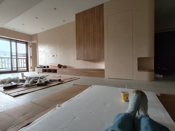 這天有剛拆封包裝冰箱的保麗龍，加墊在地上午睡就不會冷啦～～