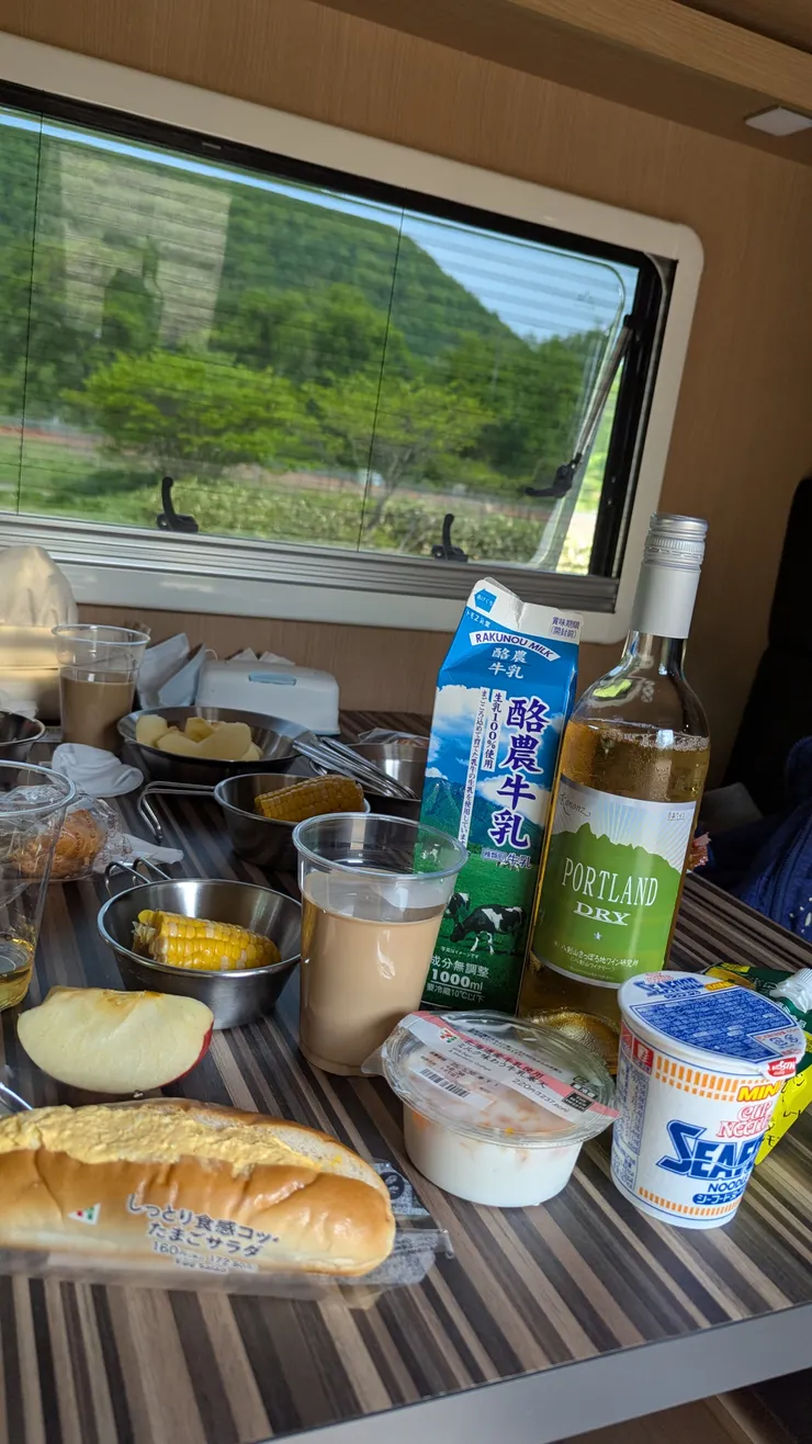 超市買的早餐，窗外美景無價