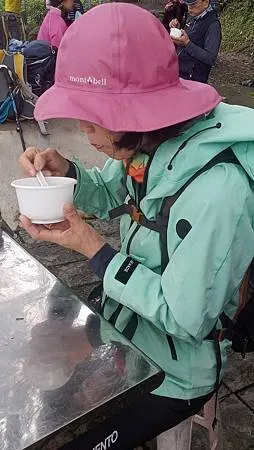 [新北美食]攻頂眺望鶯桃微笑山線、吃一碗百年大榕樹豆花，來一