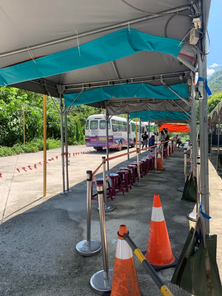 驗票完成後就可以到後方排隊等待接駁車