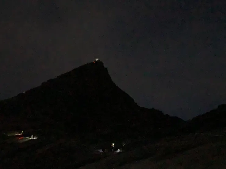 我們還在山下，趕早出發的隊伍已經登頂了！