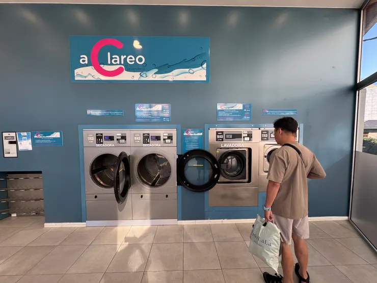 Sarria的自助洗衣店，洗衣服不用另外買洗衣精（右邊是洗衣機，左邊是烘衣機）