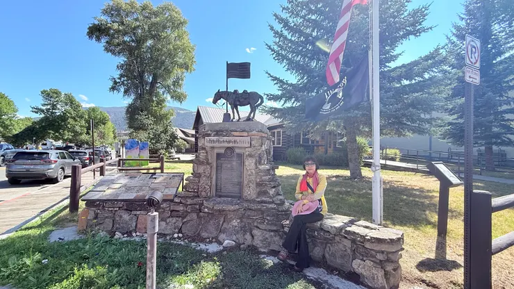 牛仔與馱驢紀念碑，紀念該地區參加戰役殉職的軍人。