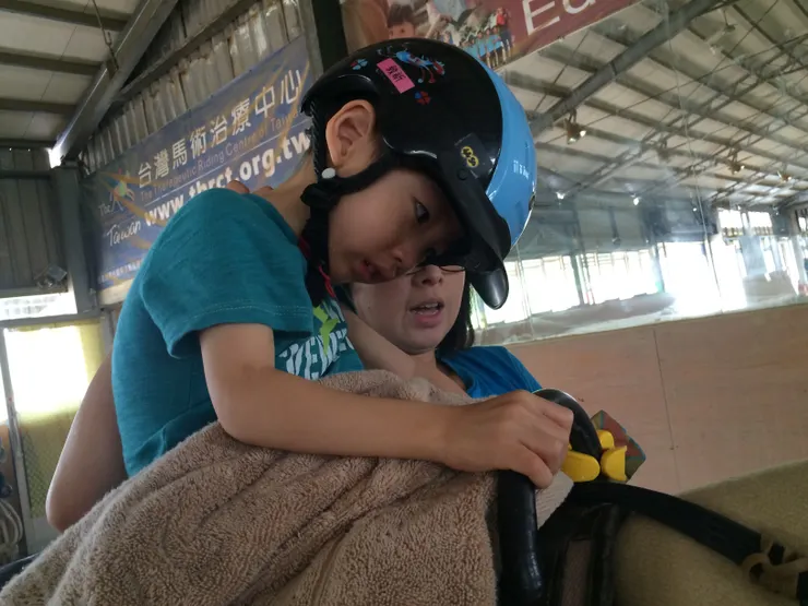 2015五月份的馬術治療側拍~在馬背上做職能〔馬場此時有室內場域〕