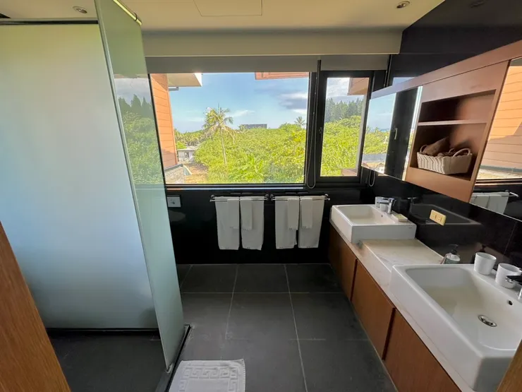 浴室的部分也相當寬敞，兩個洗手台，乾濕分離