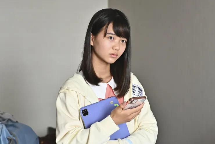 實咲在被綁架之前，剛好把平板借給友果。而整部戲這麼多場綁架案，沒有一次是為了錢而綁架，而是平板裡的重要資料，才是綁架的動機與最大關鍵。圖片來源：節目官方Twitter