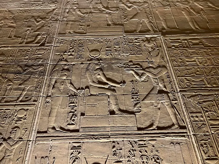 伊西斯女神手持生命之符，是王權的象徵。