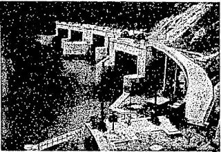 洪水路壩頂舊照，由右至左分別對應一至三號排洪隧道(取自《日月潭發電事業ノ大要》(1934))