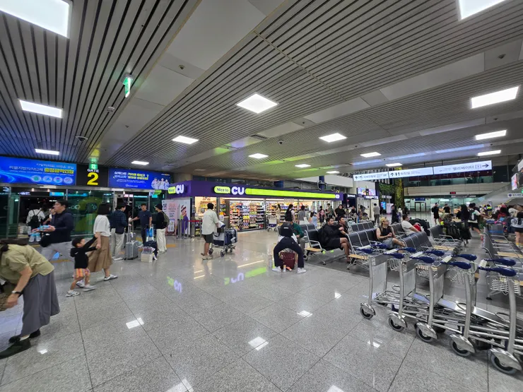 『清州機場』2號出口旁有間CU