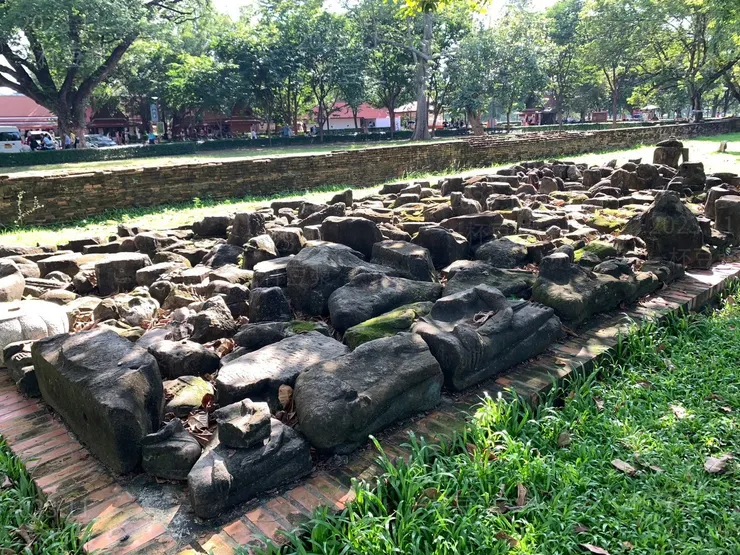 若非導遊的解說，沒有人會知道這堆石頭原來是一座座的佛像。