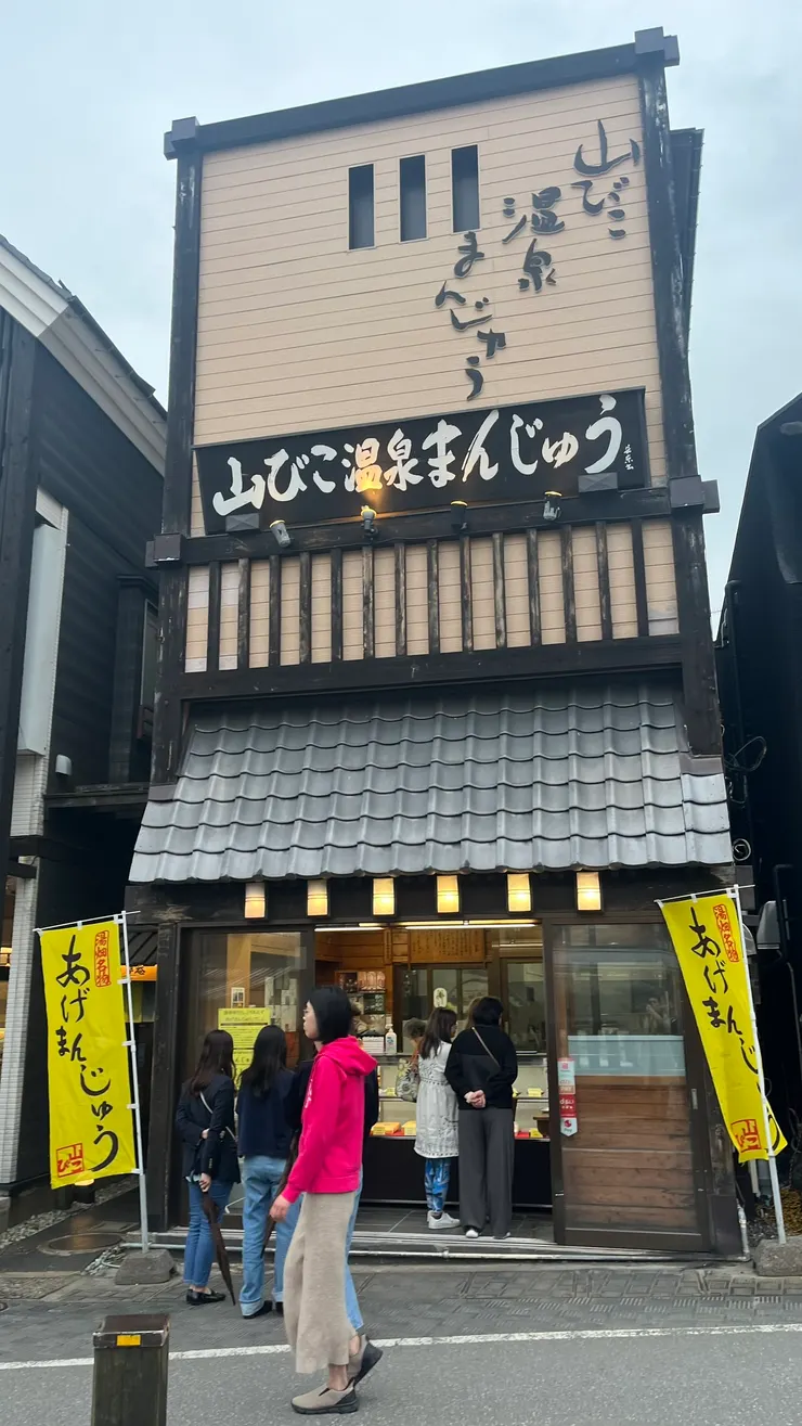 店面雖小，不過不時都塞滿了遊客。