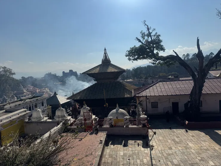 從外面望進去的建築。