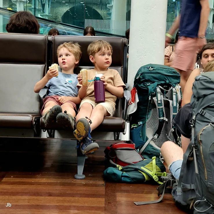 【在eurostar候車大廳的可愛小兄弟】