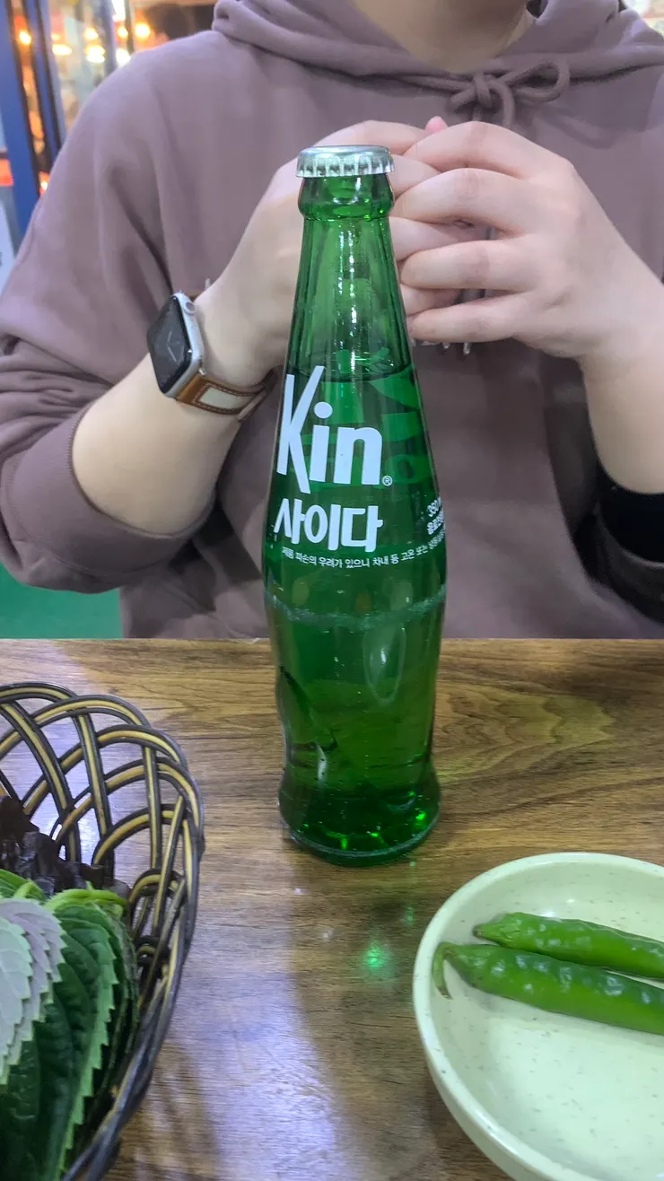 瓶裝汽水感覺很像雪碧。