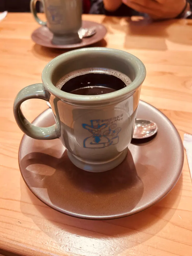 用熱美式咖啡來結束忙碌的初一