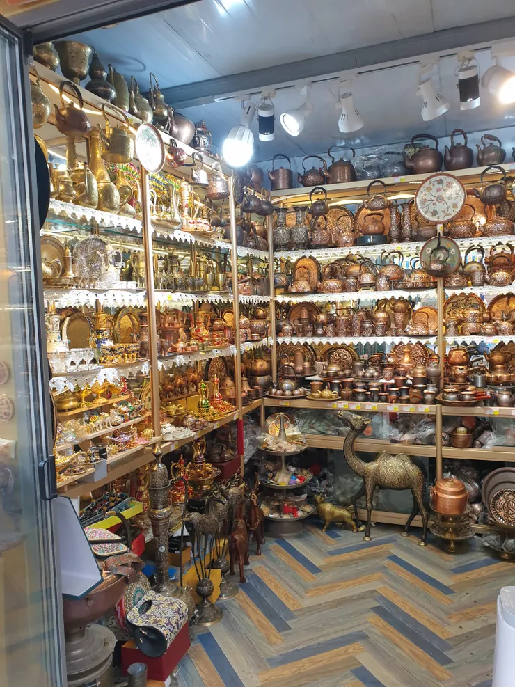 四處可見琳瑯滿目的手工藝品店