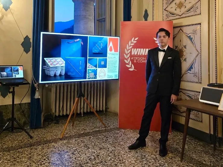 圖說：2024年義大利A'設計獎於7月中旬揭曉，「金馬60放山蛋禮盒」榮獲包裝類銀獎，齊禾設計劉建成設計師親赴義大利領獎。（資料來源：勤億蛋品科技）