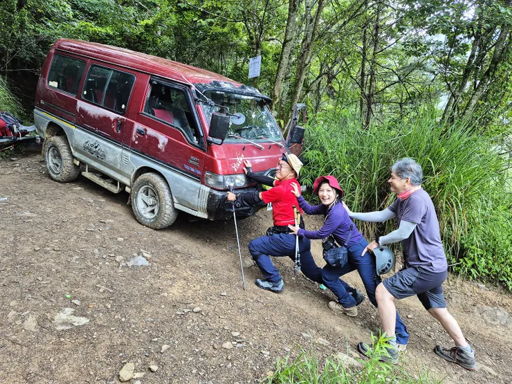▲D0交通日入住寒單(600/人)，隔日搭老闆的接駁車(200/人)至大水池登山口，省去由勝光登山陡上果園那段路。