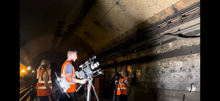 英國節目「倫敦地鐵的秘密(Secrets of the London Underground)」重新走訪和探索了大英博物館的地鐵站，圖片來源：Twitter/Tim Dunn