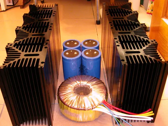 實體照片一，每聲道一只 2600W 變壓器與四顆 Sprague 37000uF/75V 大電容