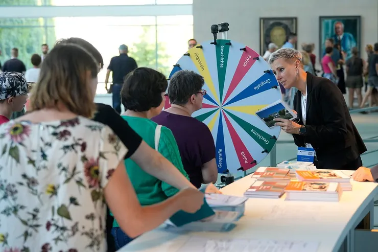 工作人員向民眾解說(資料來源：德國聯邦政府網站)