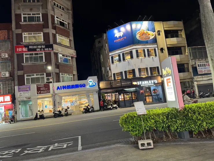 2025/09/27 西瓜哥在新竹巨城看到史坦利牛排店