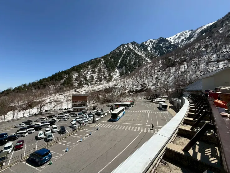 扇澤停車場很大，自駕可以從這裡上去